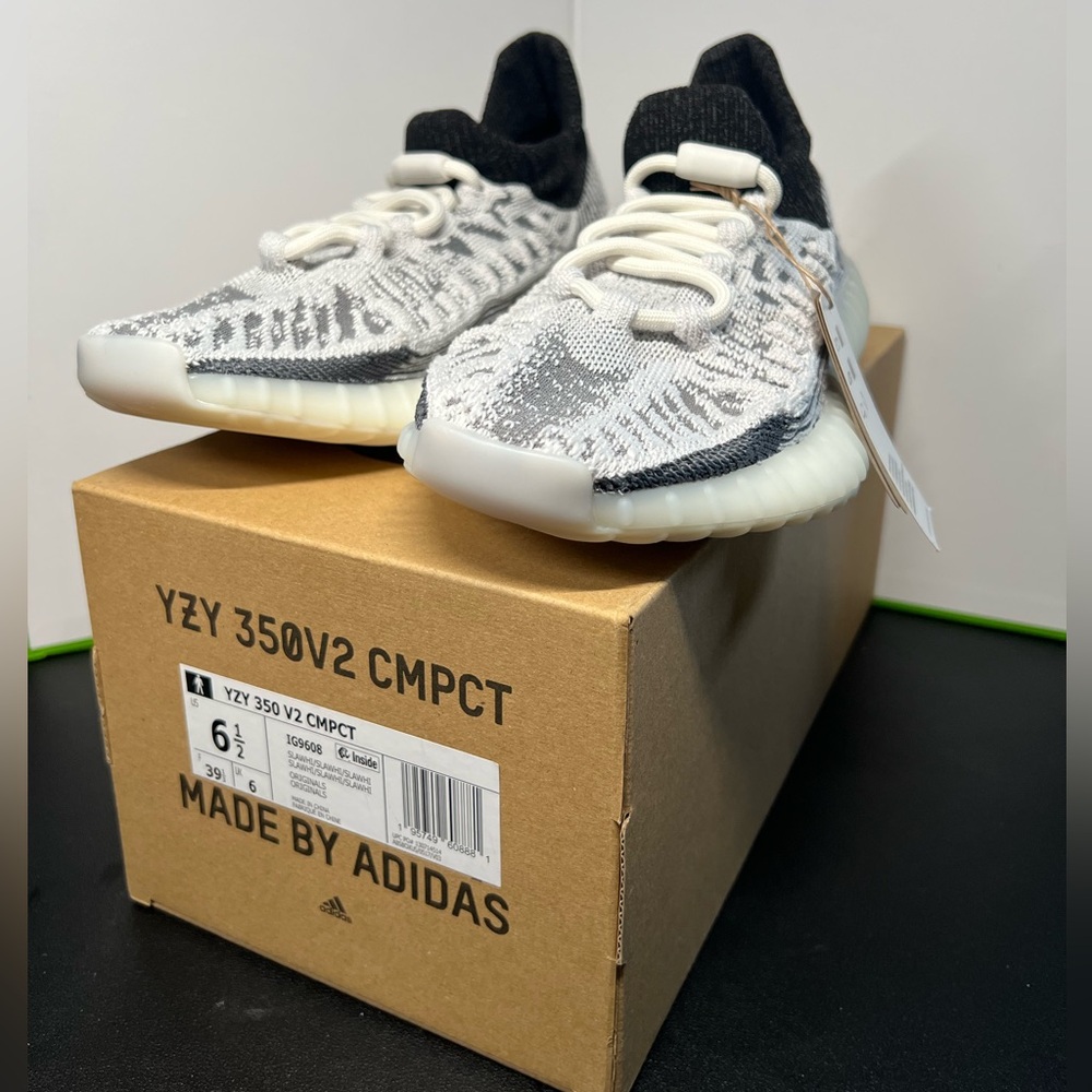 YZY 350 V2 CMPCT size 6.5 M (7.5 women)
